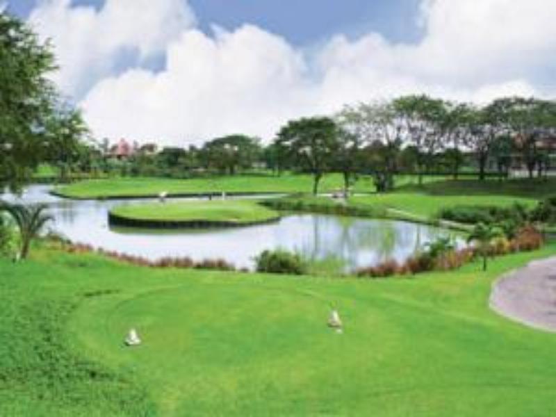 Ciputra Golf, Club & Hotel Surabaya Exterior foto